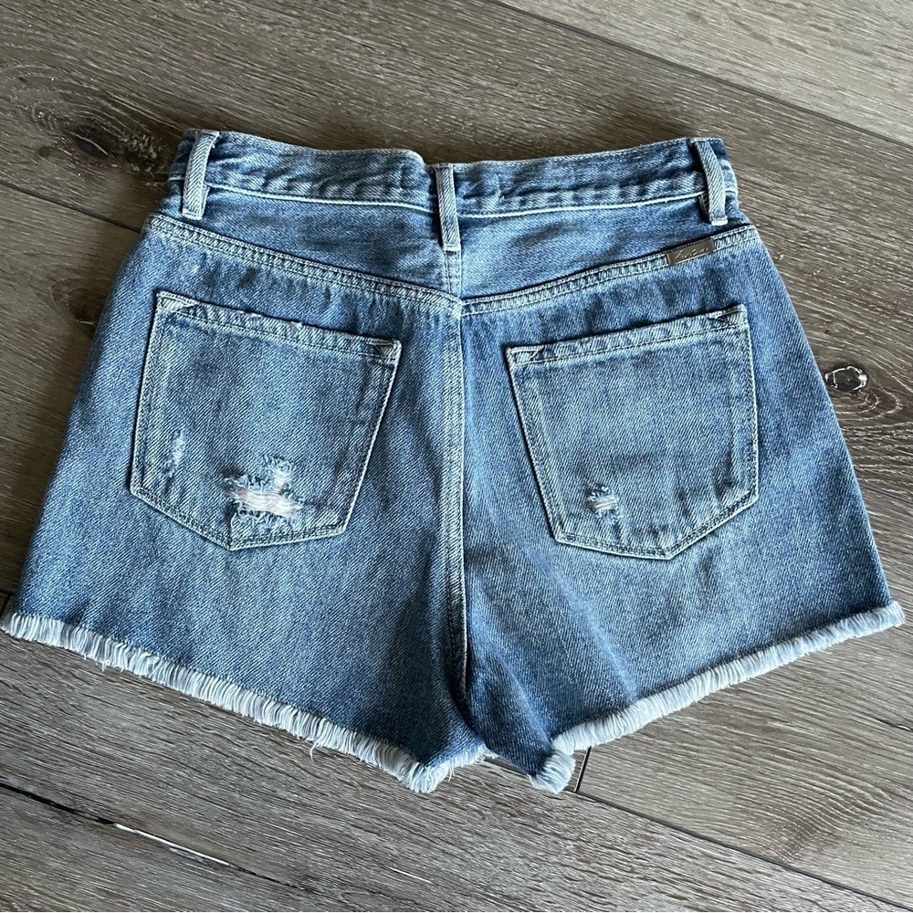 Kancan Fray Hem Exposed Button High Rise Jean Shorts Medium Wash Size Medium - Picture 5 of 11
